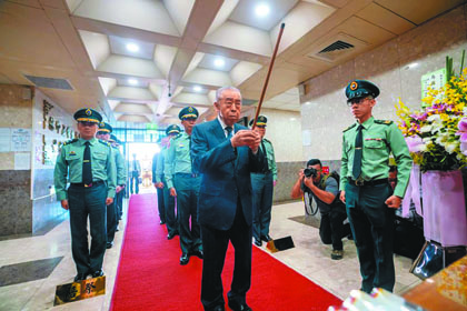 Honorary Chairman Visits Mt.Wuzhi Soldiers, Thanks Them for Protecting Heroes' Spirits