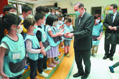 Mr. Lee, Chair of FAFA, Visited San Jiun Top School to Send His Regards to the Family Members of the Military in Preschool