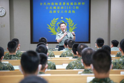 指揮官劉中將視導士兵職前訓練班 勉奠定軍旅生涯基礎