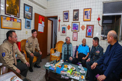 指揮官劉中將頒贈紀念徽章 感謝衛國貢獻 指揮官劉中將頒贈紀念徽章 感謝衛國貢獻