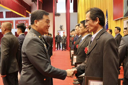 指揮官俞中將主持苗栗後備晉任表揚 感謝無私奉獻