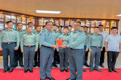 指揮官俞中將秋節慰勉軍墓組 勉落實管理與維護