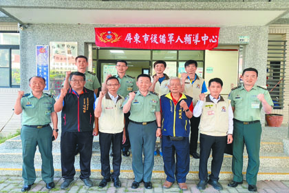 指揮官劉中將與屏東輔導中心輔導幹部合影