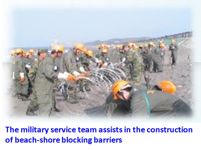 The military service team assists in the construction of beach-shore blocking barriers