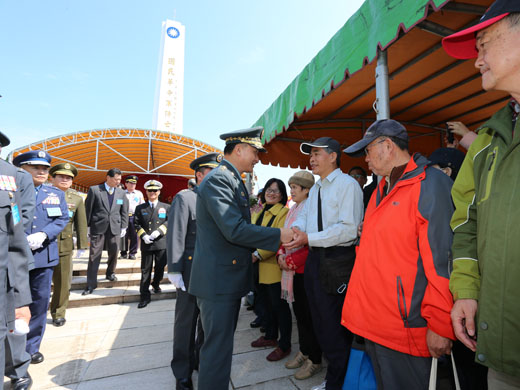 副部長鄭上將向先烈遺族與國軍袍澤表達誠摯的關懷與問候