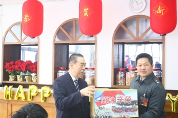 軍友社理事長李棟樑致贈敬軍禮品