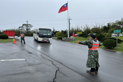 交管同仁引導接駁專車抵達