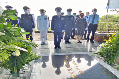 副參謀總長執行官鄭上將向故總統嚴家淦先生墓園鞠躬致敬，表達追思與敬意