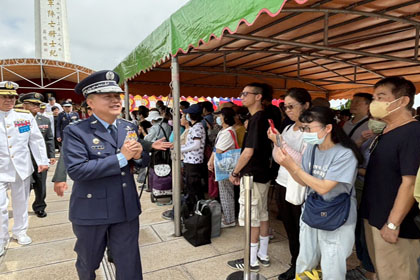 副總長執行官鄭榮豐上將向家屬致意