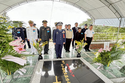 副總長執行官鄭榮豐上將向故總統李登輝先生墓園鞠躬致敬表達追思與敬意