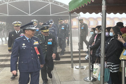 副總長執行官黃志偉上將向家屬致意