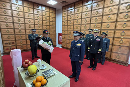 04-副總長執行官黃志偉上將向故參謀總長沈一鳴上將致敬