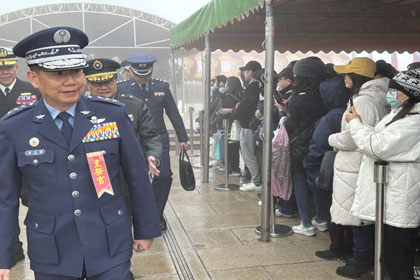 副總長執行官黃志偉上將向家屬致意