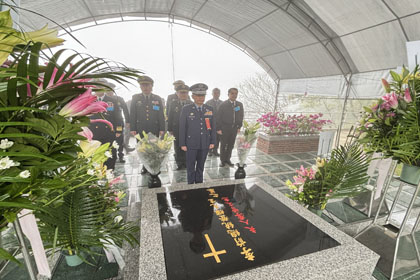 副總長執行官黃志偉上將向故總統李登輝先生墓園鞠躬致敬