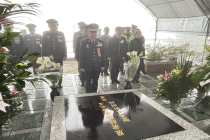副總長執行官黃志偉上將向故總統嚴家淦先生墓園鞠躬致敬