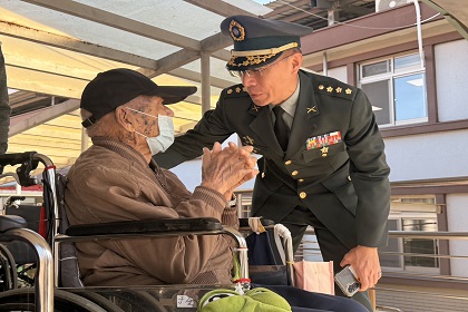 梅指揮官前往彰化榮譽國民之家頒發抗戰勝利80週年紀念徽章並關懷于金先進的身體狀況