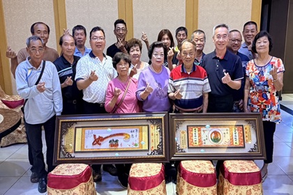 指揮官梅上校頒贈「母儀典範」牌匾予縣市發展委員蕭建文先生之母親張喻媚女士