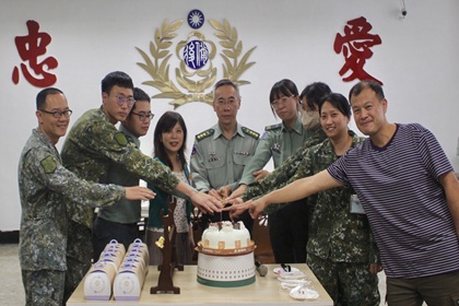 彰化縣後備指揮部辦理3月份慶生餐會指揮官梅上校與3月份壽星切壽糕