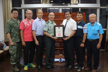 彰化縣後備指揮部指揮官梅上校頒發顧問團勞軍感謝狀合影留念
