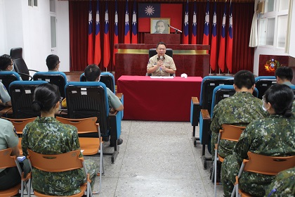 指揮官陳上校對官兵實施精神教育宣導
