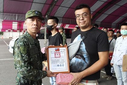 指揮官梅上校頒贈軍事勤務隊召集訓練績優人員榮譽狀
