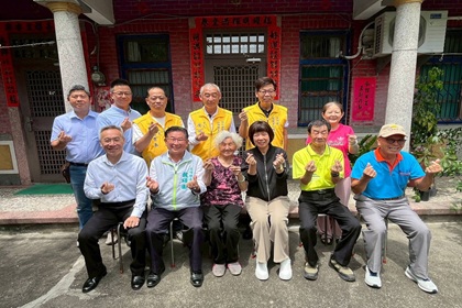 後備指揮部政戰主任朱少將與幹部們與823戰役遺孀涂江春也女士及寶眷合影
