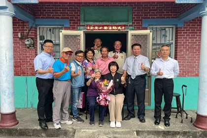後備指揮部政戰主任朱少將與幹部們與823戰役遺孀邱陳刷女士及寶眷合影