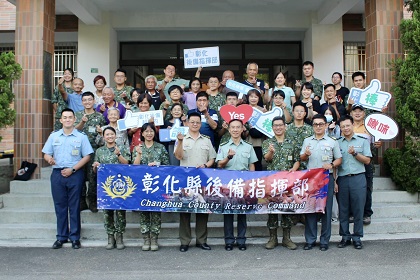 彰化縣後備指揮部114年秋節懇親會官兵及眷屬與梅指揮官合影