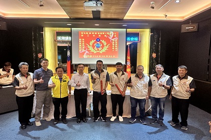 指揮官梅上校頒發501期後備幹部訓練班結訓證書暨合影留念