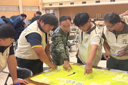 彰化縣後備指揮部辦理防災士培訓課程指揮官梅上校與輔導中心幹部研討災難收容所開設要點