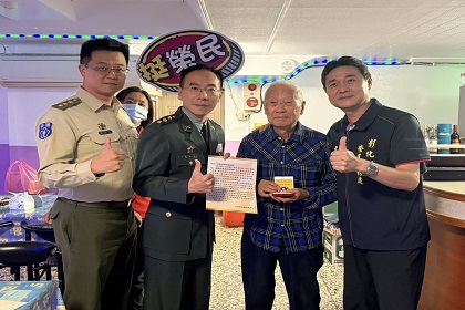 指揮官梅上校、榮服處邱處長等與張起龍先進合照
