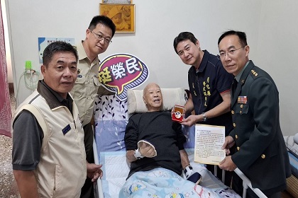 梅指揮官、榮服處邱處長與彰化輔導中心林主任與彭中先進合照