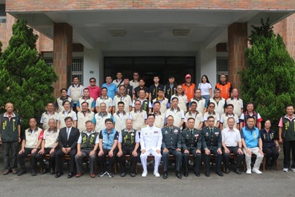 中區指揮官陶少將與地區顧問團暨彰化縣後備軍人輔導中心幹部合影留念