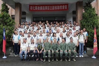 中部地區後備指揮部政戰主任韓上校與輔導中心幹部合影
