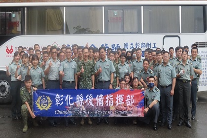 彰化縣後備指揮部捐血活動指揮官梅上校與全體官兵合影