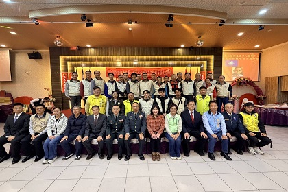 中區指揮部政戰主任韓上校列席參加彰化縣社頭鄉後備軍人輔導中心115年擴大會報暨新任主任布達交接典禮與幹部合影