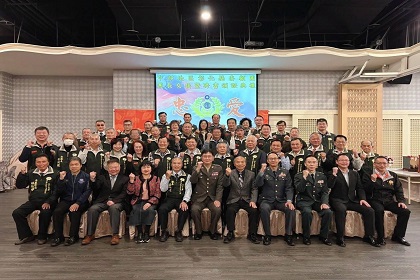中部地區後備指揮部指揮官陶少將(中)與委顧團原、新任團長暨輔導幹部合影