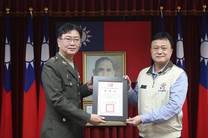 中部地區後備指揮部指揮官陶少將頒發四大工作績優人員