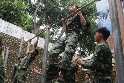 官兵實施拉單槓測驗