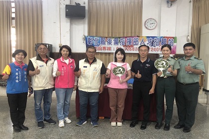 國軍人才招募活動指揮官梅上校與黃理事長、主任們合影