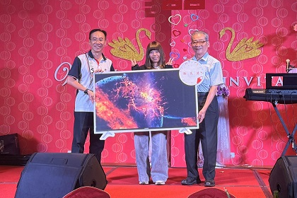 秀育集團董事長頒贈摸彩品予官兵