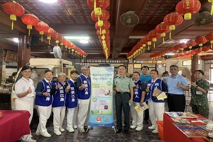 指揮官梅上校與柯副主任、志工們合影