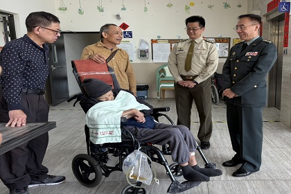 梅指揮官、陳處長、芳苑輔導中心陳主任、陳秘書與翁先進及寶眷合影紀實