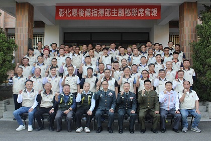 中區後備指揮部政戰主任韓上校與輔導中心幹部們合影