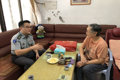 周指揮官探視吉安鄉國軍遺族