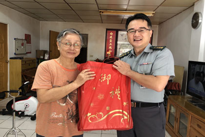 周指揮官慰問吉安鄉國軍遺族