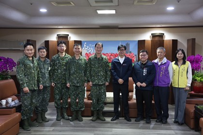 八軍團指揮官協同南區指揮官及高雄市指揮官拜會高雄市市長