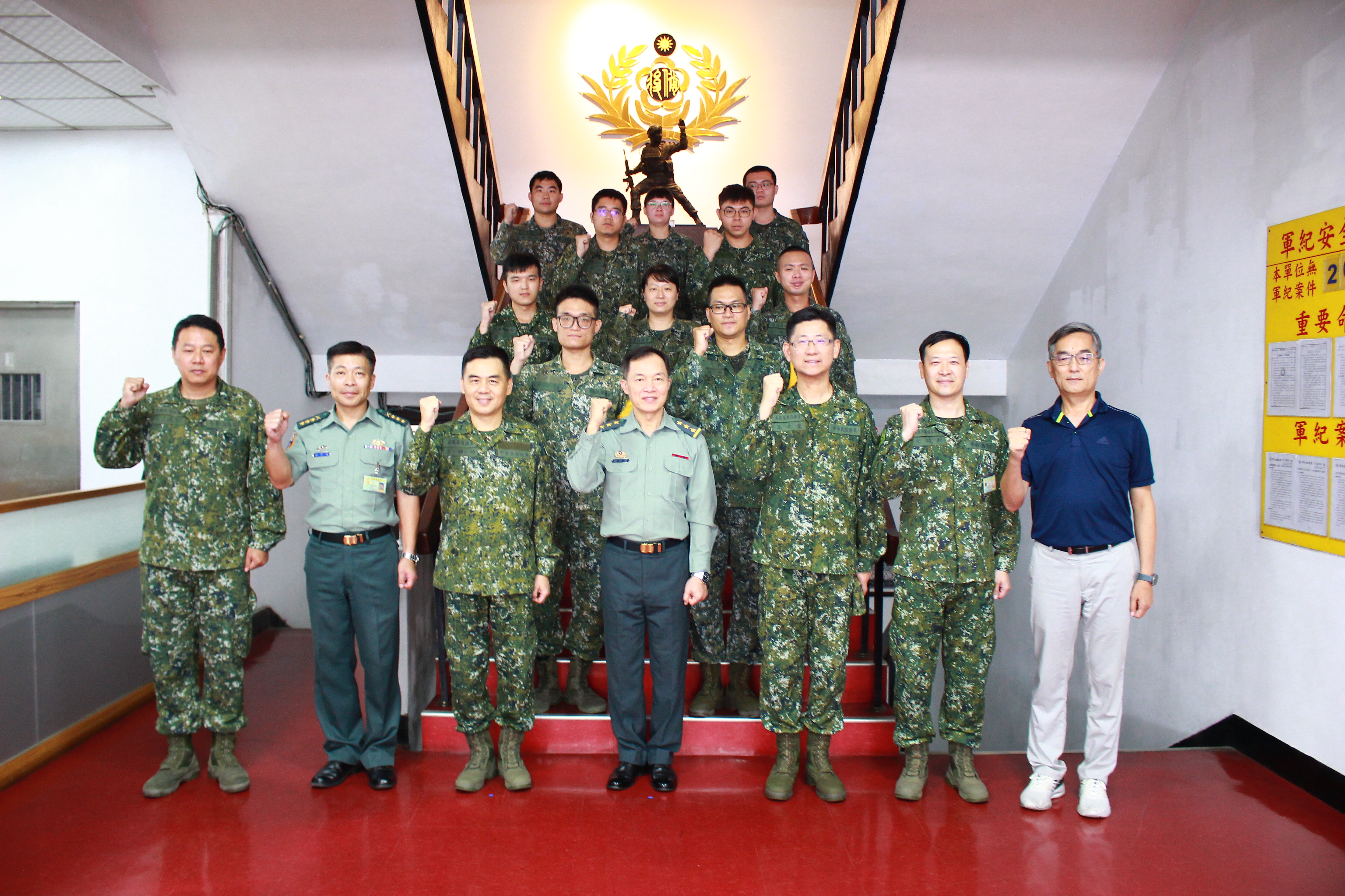 陸軍司令鍾樹明上將視導高雄市後備指揮部，期勉官兵增進本職學能，以發揮全民總力