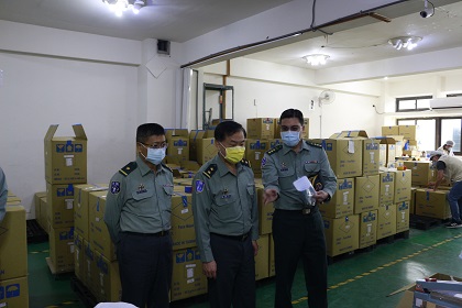 指揮官姜中將慰問順易利口罩廠1