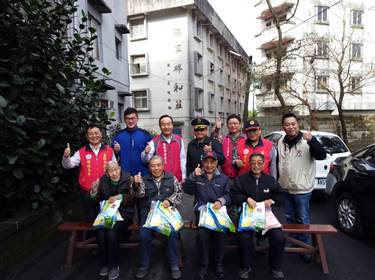 政戰處長李中校與輔導幹部及榮民伯伯合影